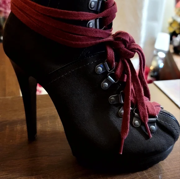 KEAVA  BY XHILARATION LADIES COMBAT FAUX SUEDE HEELS W/LEATHER CUFF/CRAMBERRY - Picture 8 of 11